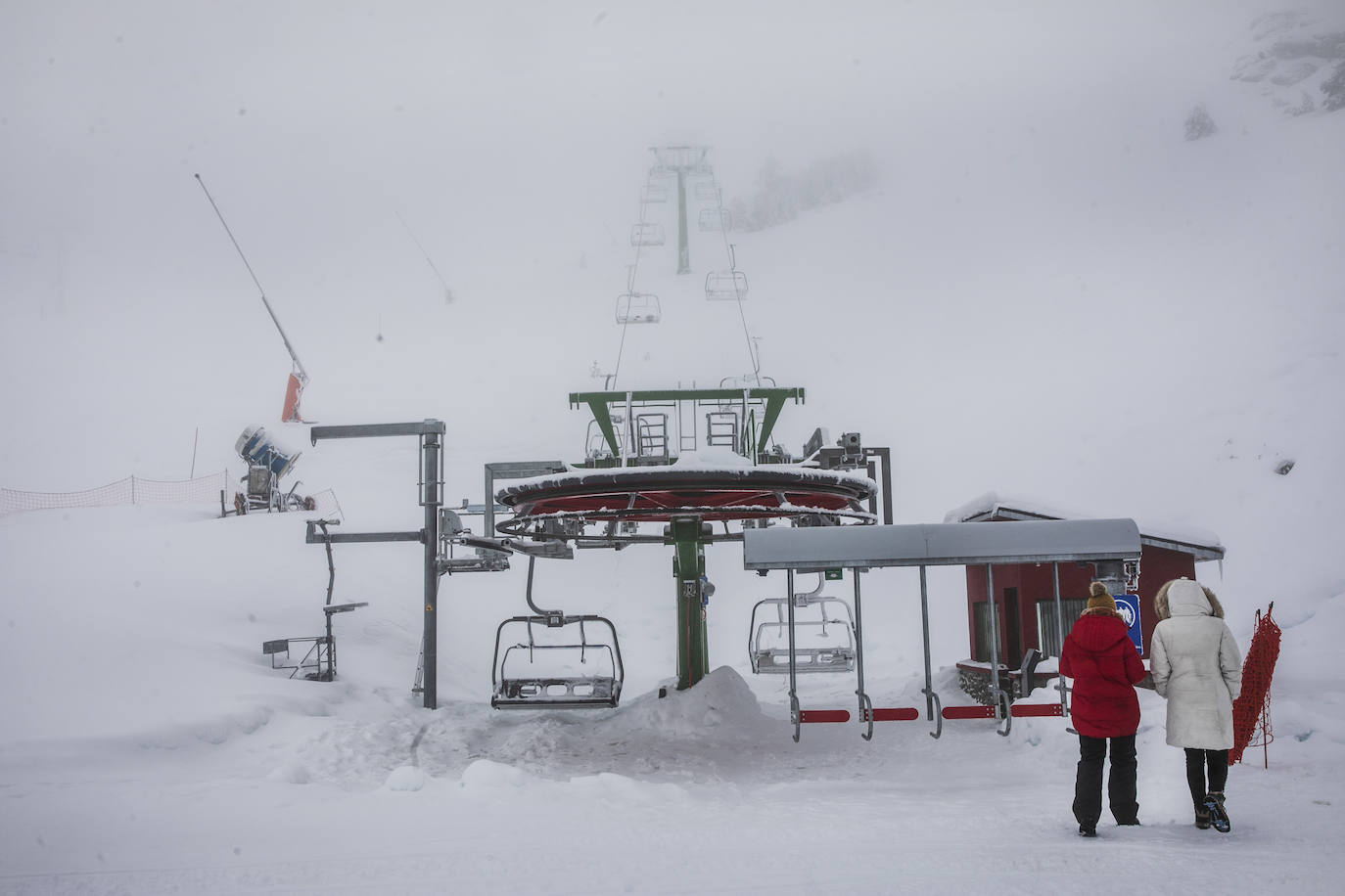 Fotos: Valdezcaray se llena de nieve e inicia este sábado la temporada