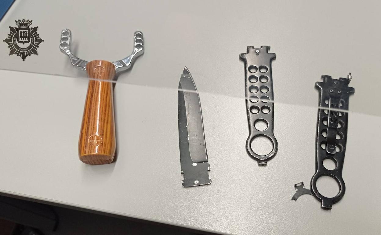 Detenido un hombre que rompía retrovisores de coches aparcados y amenazaba con una navaja