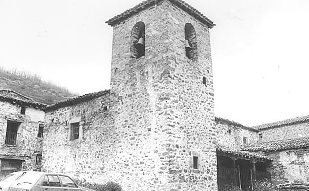 Iglesia de la desaparecida aldea de Pajares en 1980. 