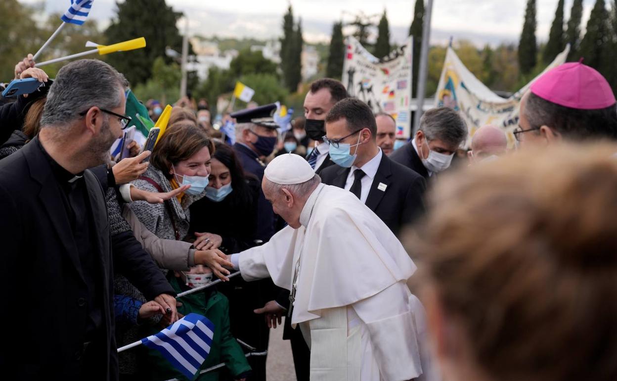 El Papa, recibido por los fieles a las puertas del colegio de San Dionisio de Atenas.