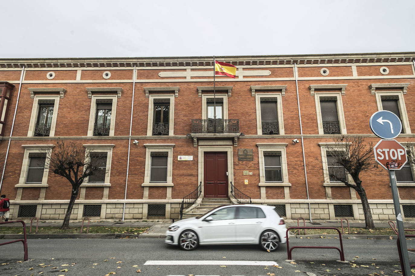 La sede de la Delegación de Defensa en La Rioja se repliega sobre un bloque en el centro de Logroño flanqueado por otros dos sin uso, vestigios del complejo militar que se ubicó en la zona. 