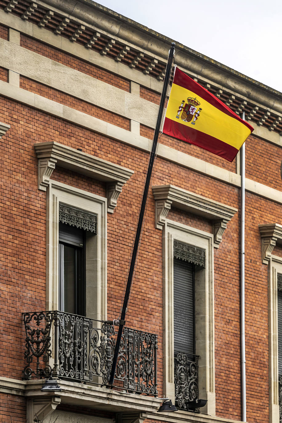 La sede de la Delegación de Defensa en La Rioja se repliega sobre un bloque en el centro de Logroño flanqueado por otros dos sin uso, vestigios del complejo militar que se ubicó en la zona. 