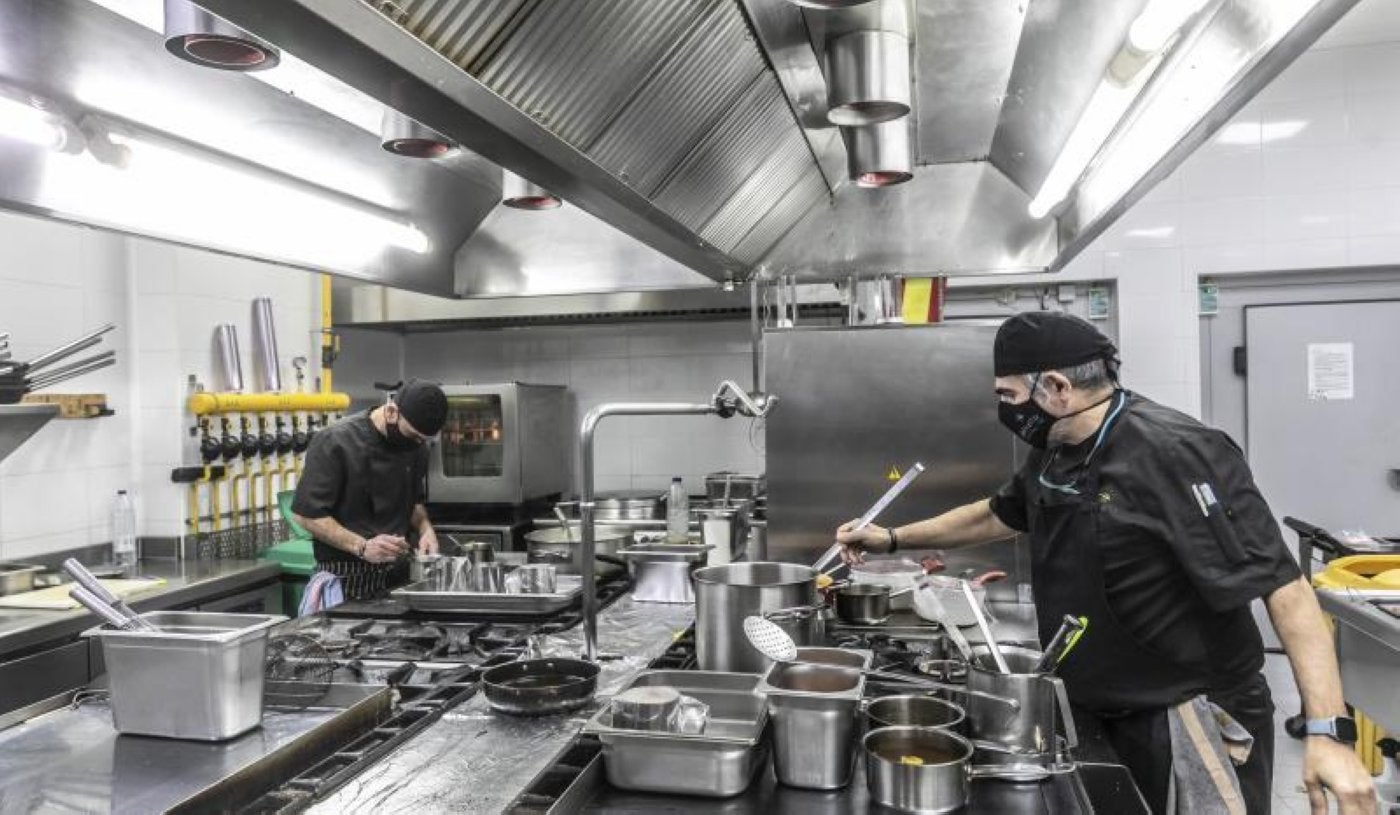 Las cocinas de Delicatto, en Logroño, este martes en plena actividad para atender las celebraciones prenavideñas. 