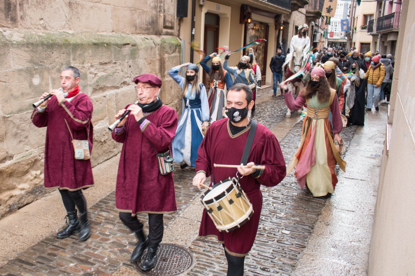 La comitiva con la novia, de camino a la boda medieval. 