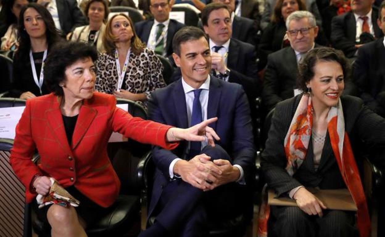 Isabel Celaá , Pedro Sánchez y Magdalena Valerio. 