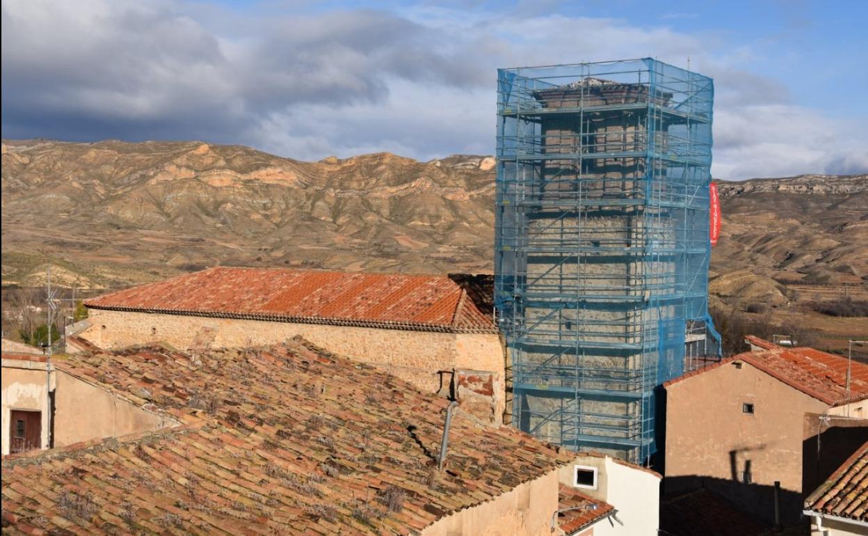 La torre de la parroquia de Aguilar rodeada de andamios. 