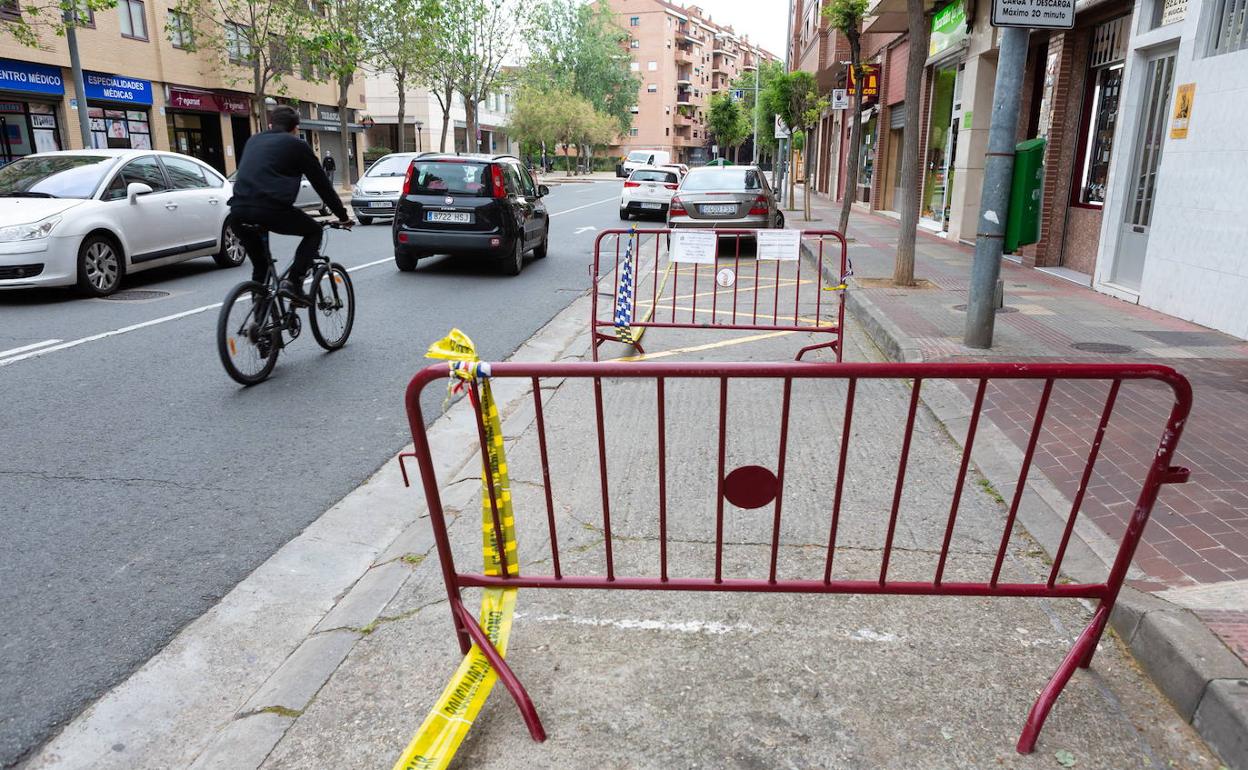 Actuación de 'Calles Abiertas' en la acera este de Siete Infantes en mayo del 2020. 