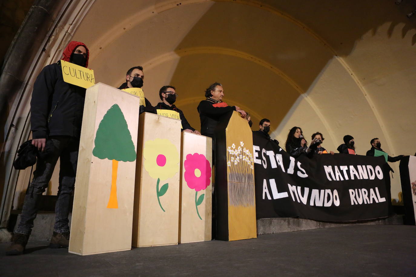 Fotos: La protesta contra las eólicas recorre las calles de Logroño