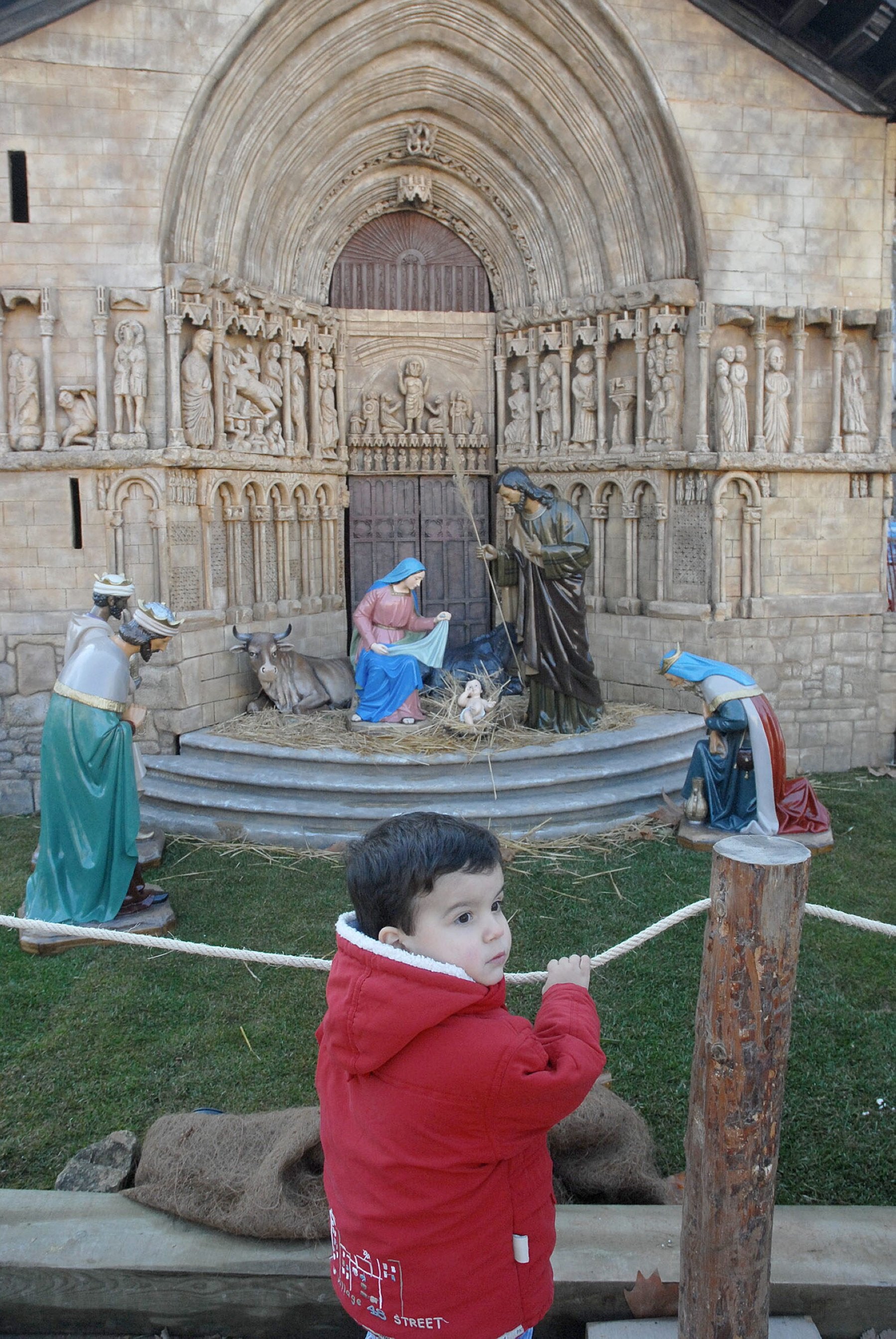 Un niño en el belén monumental del Ayuntamiento de Logroño. 