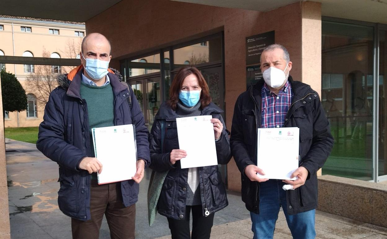 Los representantes sindicales con el escrito registrado ayer. 