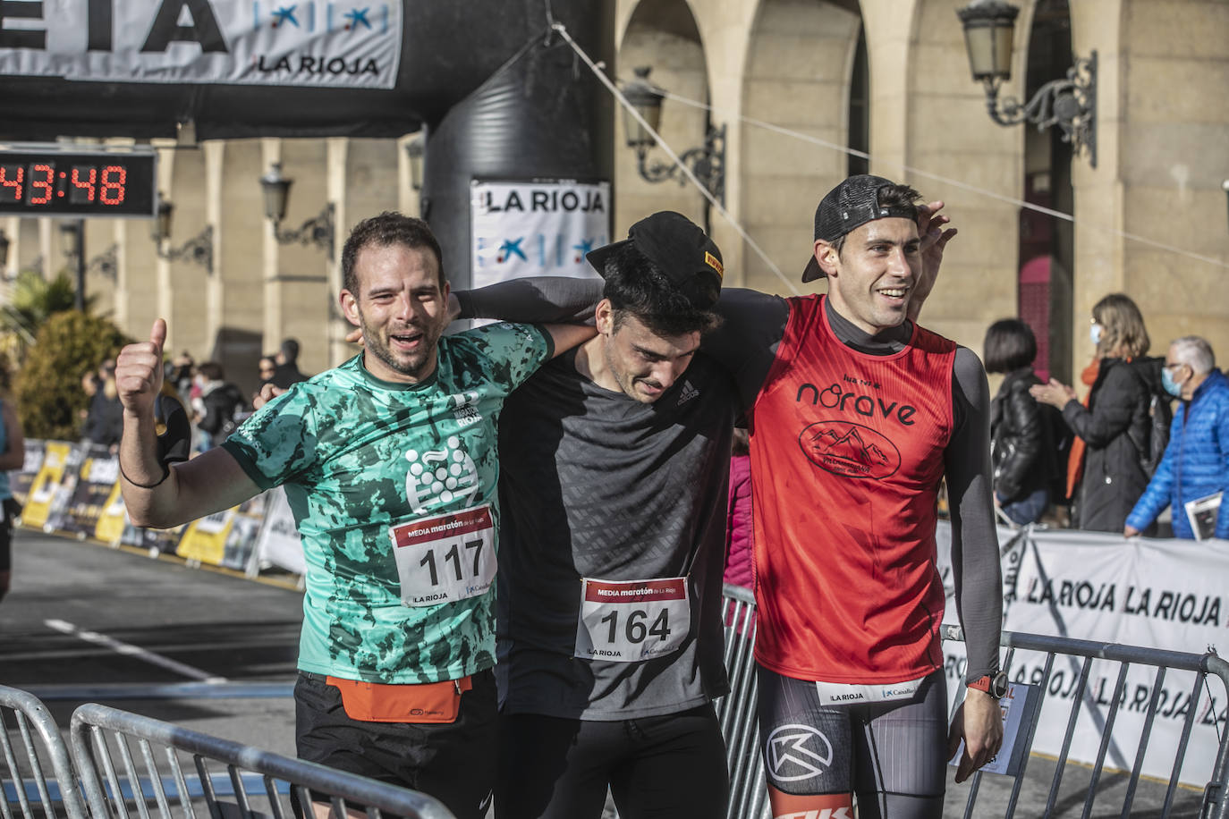 Fotos: La llegada a la meta en la Media Maratón de La Rioja