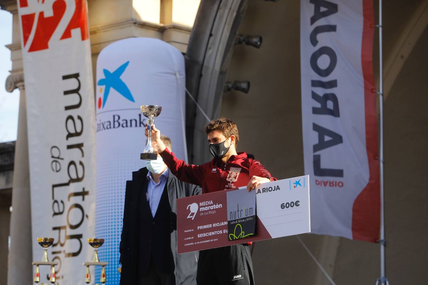 Fotos: El podio y los premios de la Media Maratón de La Rioja