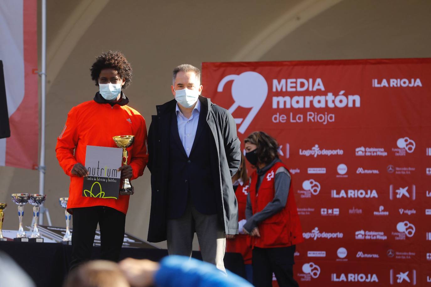 Fotos: El podio y los premios de la Media Maratón de La Rioja