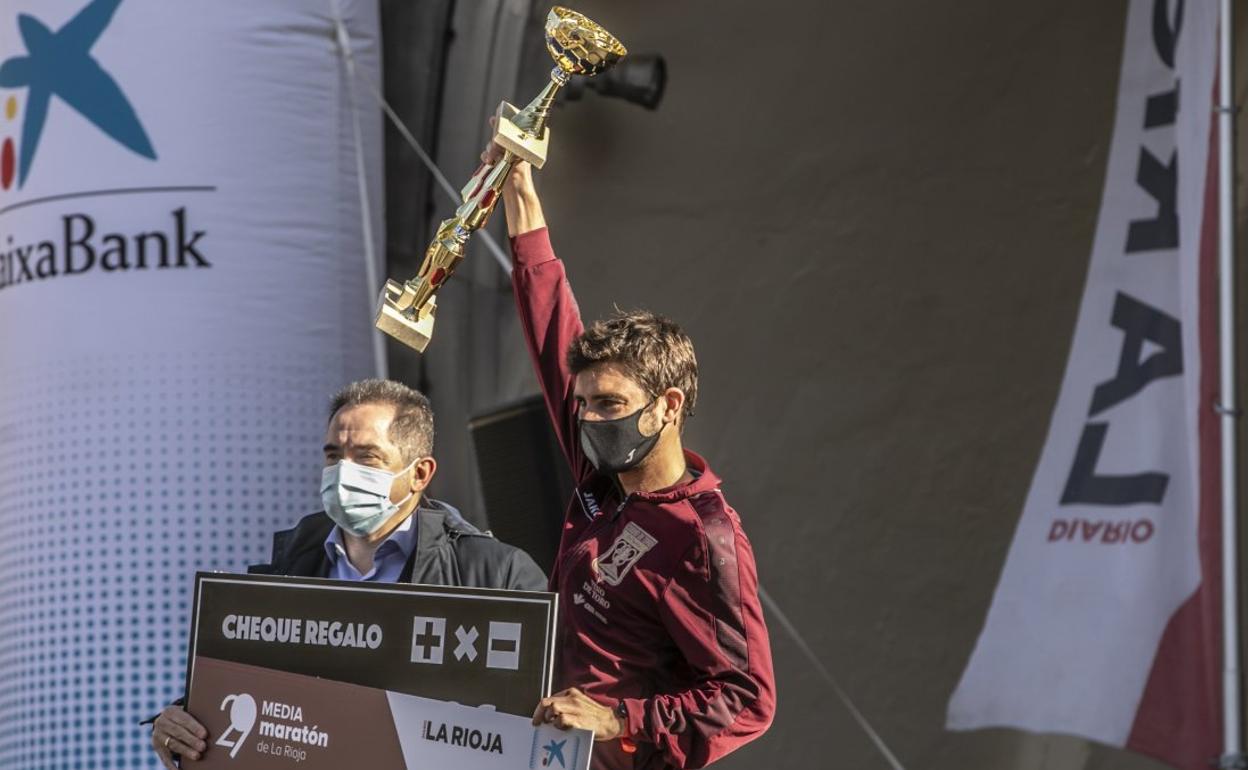 Nacho García recibe el premio como ganador. 