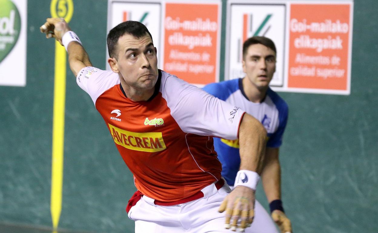 Jaka fija su mirada en la pelota. 