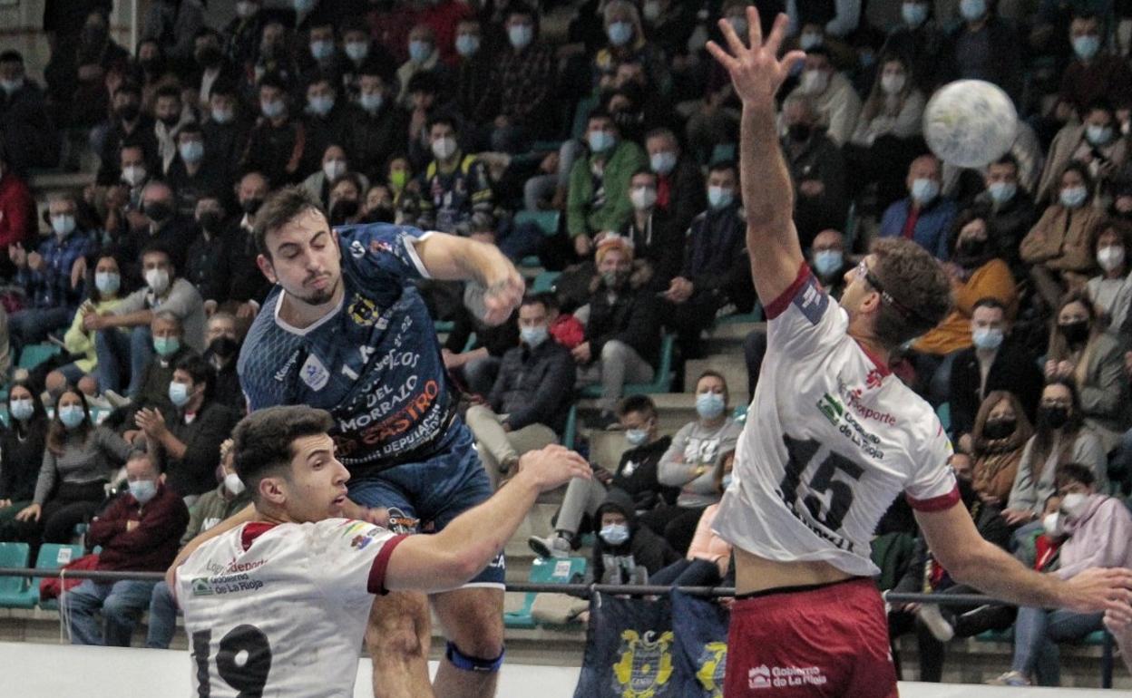 El lateral derecho Martín Gayo lanza un disparo entre los brazos de Javi Rodríguez y Antonio Serradilla. 