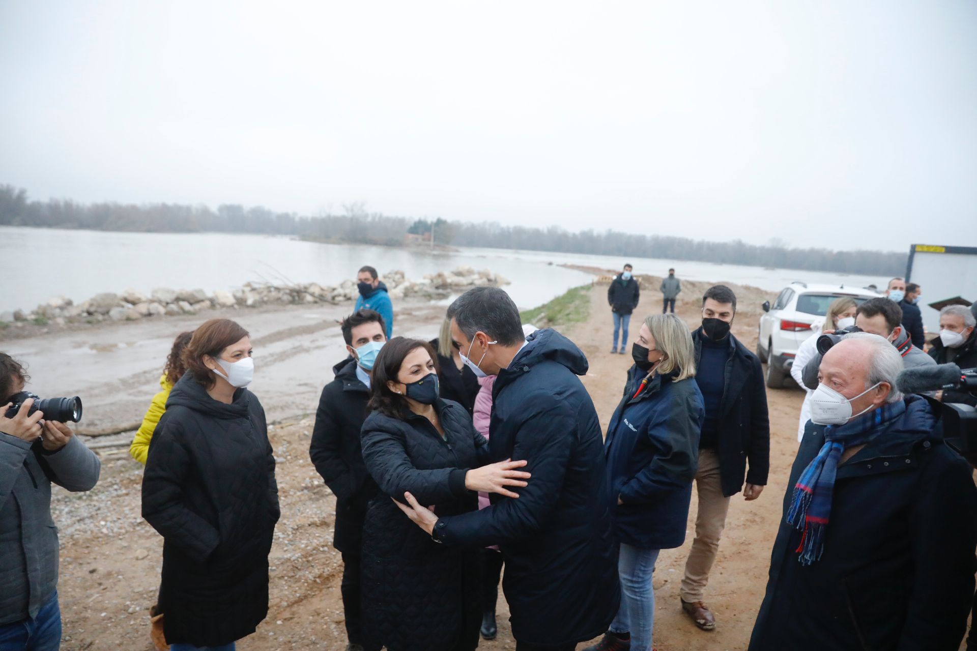 El presidente del Gobierno ha estado ocho minutos en la localidad riojana para comprobar sobre el terreno los efectos de la riada