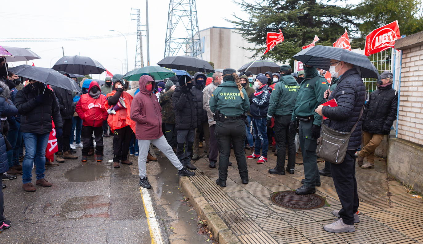 Concentración en la puerta de MASA en la primera jornada de huelga. 