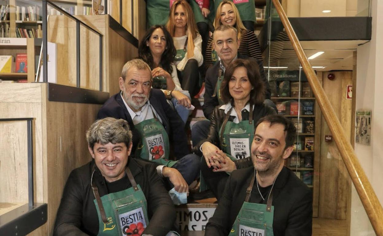 Autores de Planeta con mandiles de librero en la Casa del Libro de Madrid. 