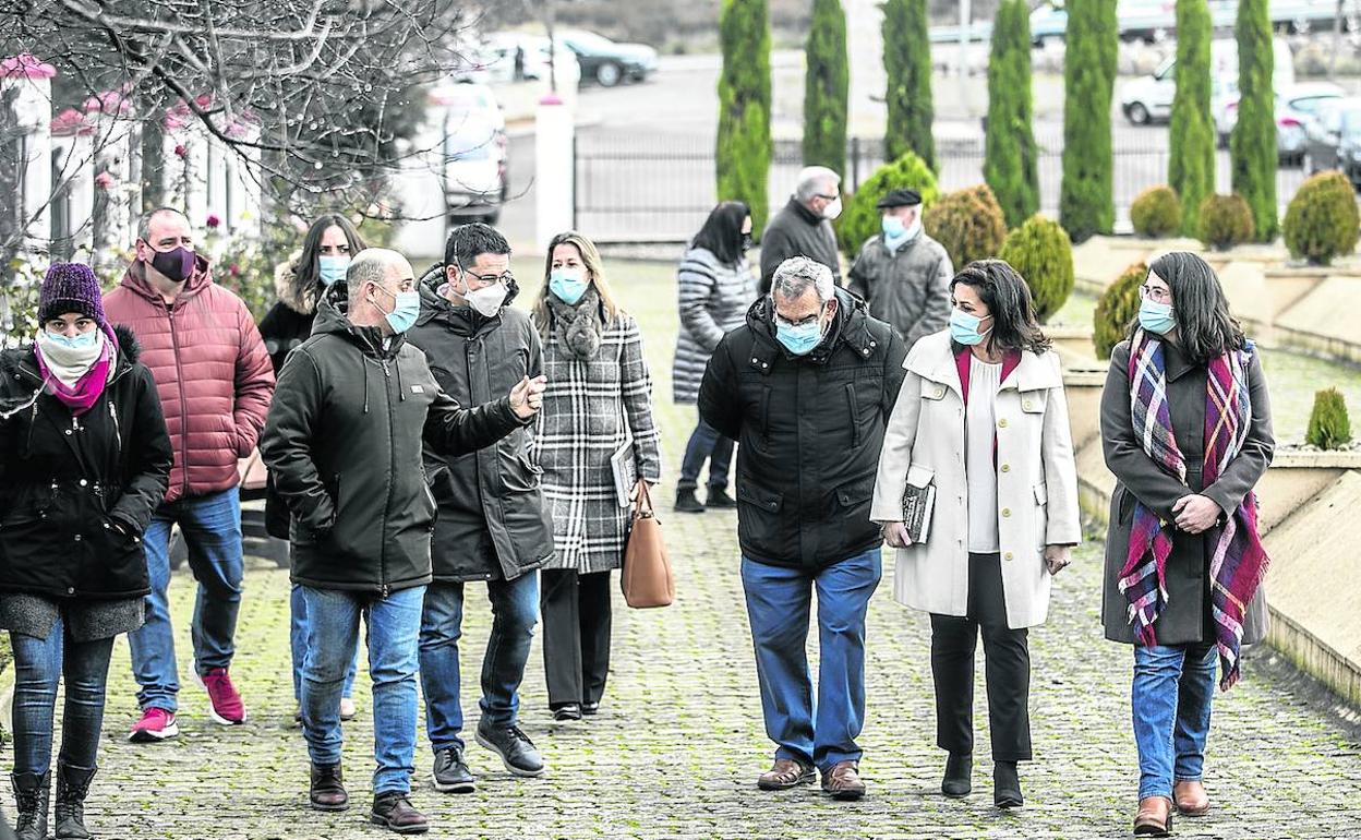 Félix Caperos, Manuel Vallejo, Marta Vázquez, Pedro Navarro, Concha Andreu y Raquel Romero en el Memorial La Barranca de Lardero. 