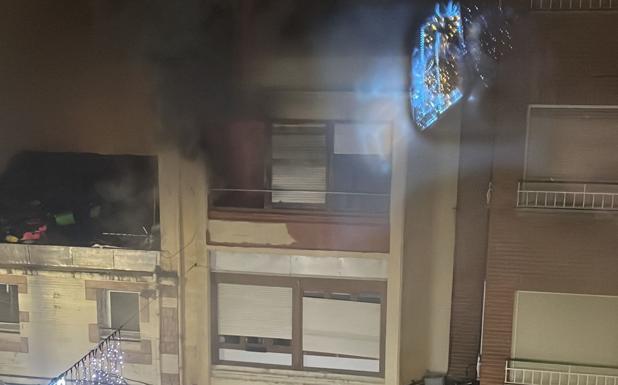 Imagen principal - Incendio en una vivienda de dos pisos en Calahorra