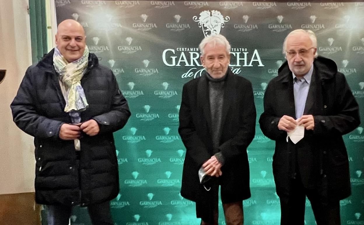 Leopoldo García, concejal de Cultura de Haro; el actor José Sacristán y Vicente Cuadrado, director del certamen de teatro 'Garnacha de Rioja'. 