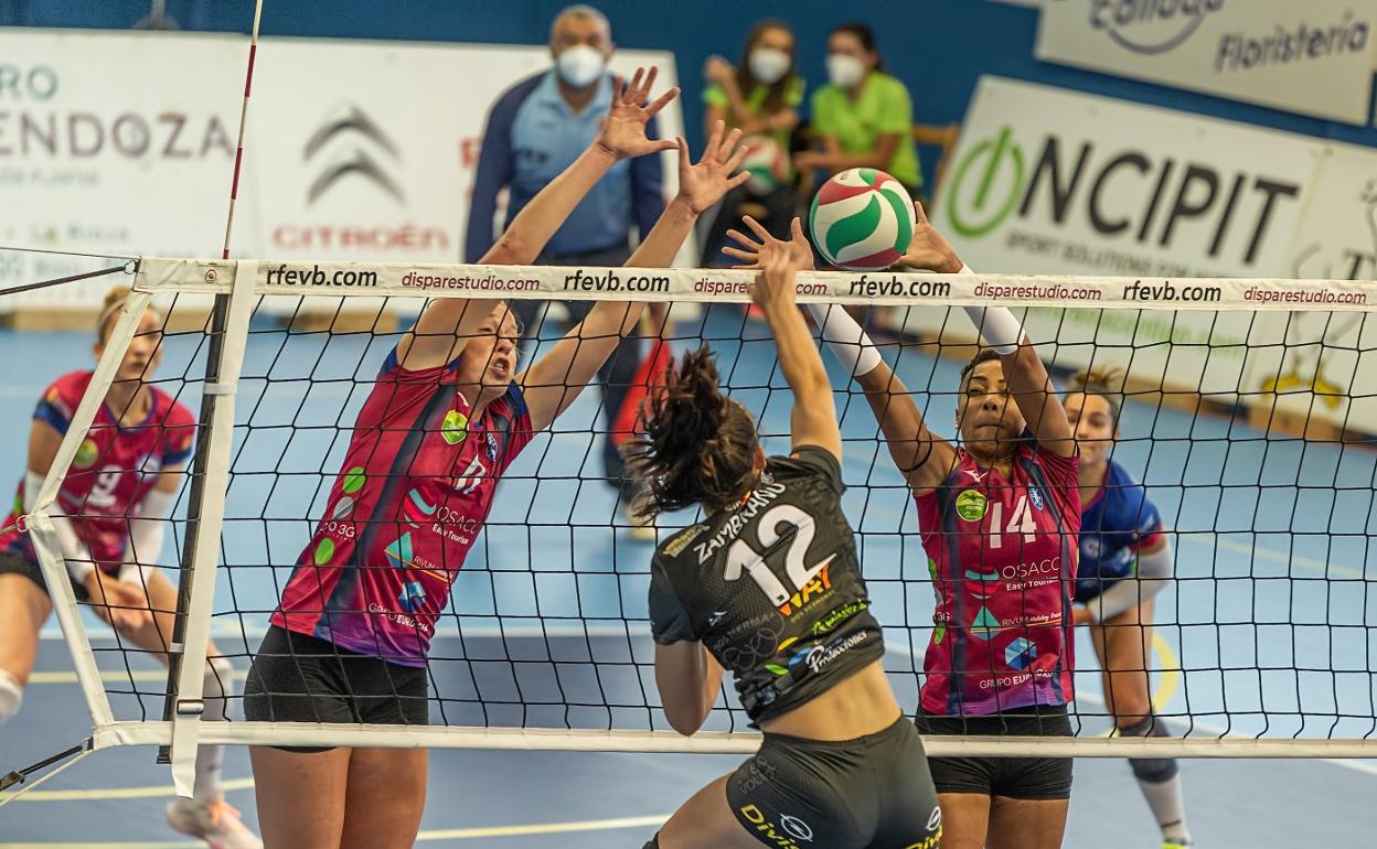 Riley y Soares bloquean un remate ante el Dos Hermanas. 