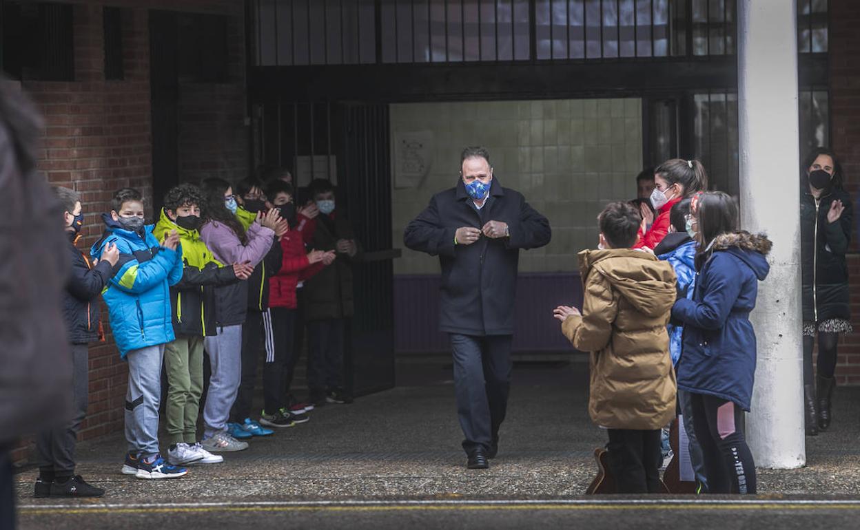 Momento en el que fue sorprendido por los alumnos en el patio, para rendirle un homenaje. 