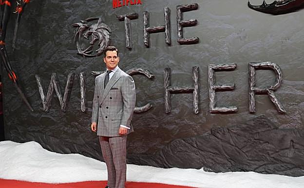 Henry Cavill, presentando 'The Witcher' en Netflix.