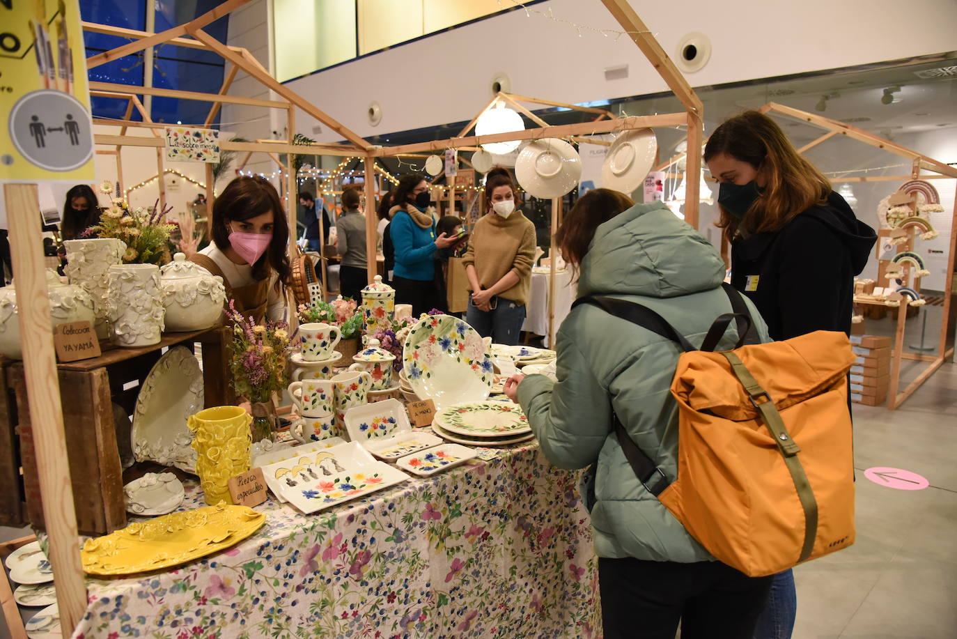 Productores y creadores venden sus productos de moda, alimentación 'gourmet' o diseño en el Museo Würth