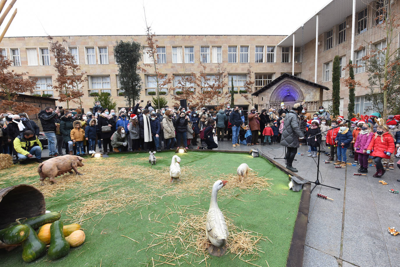 El nacimiento, situado en la plaza del Ayuntamiento de la capital riojana, se podrá visitar hasta el 7 de enero