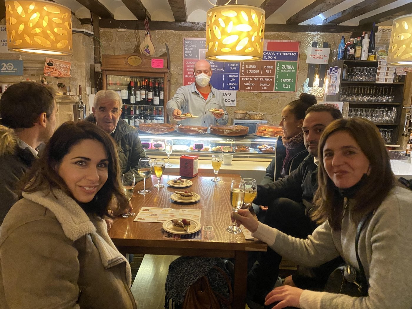 Un grupo probando el pincho 'El último vuelo', en 'El Pasadizo'. 
