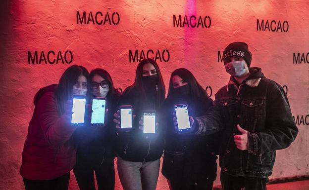 Claudia, Alondra, Marta, Sere y Teo muestran el pasaporte en la discoteca Macao.