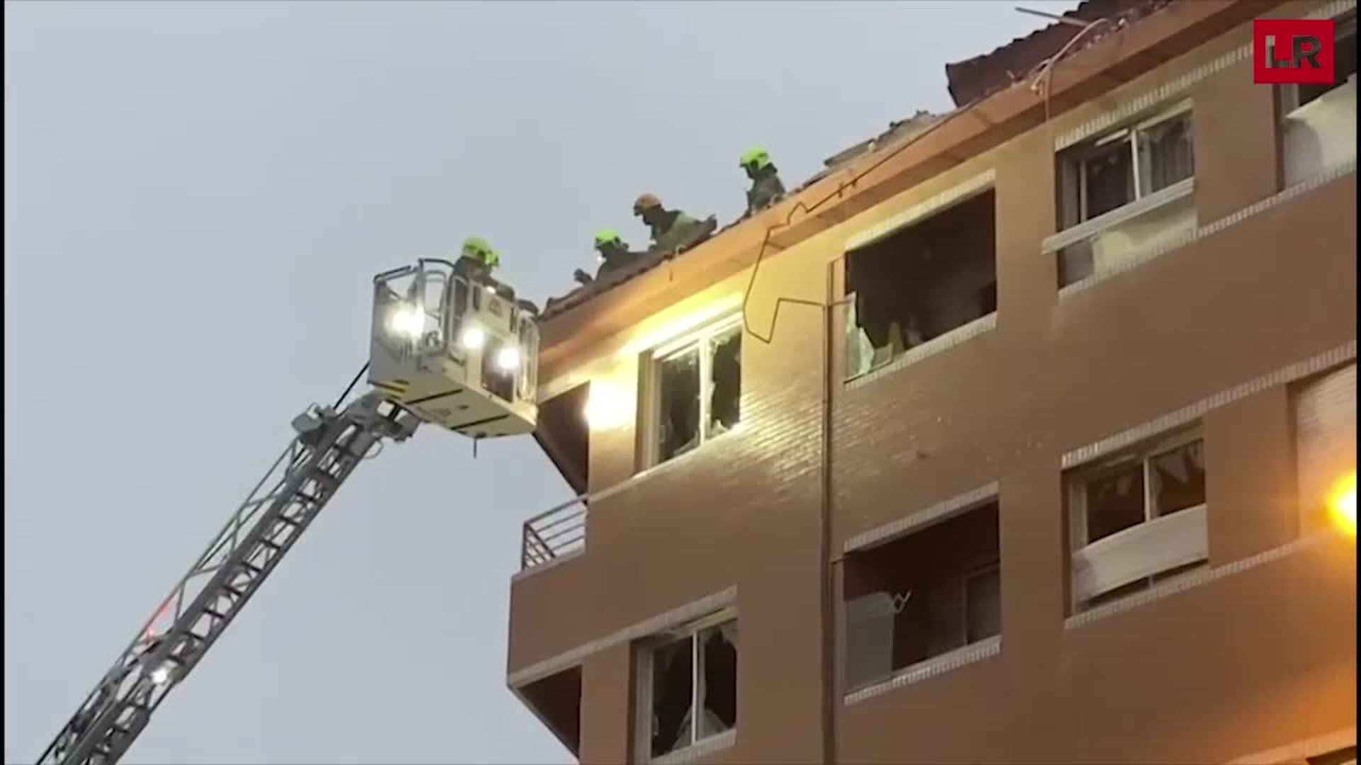 Los bomberos trabajan en el ático de Lardero donde ha habido una explosión