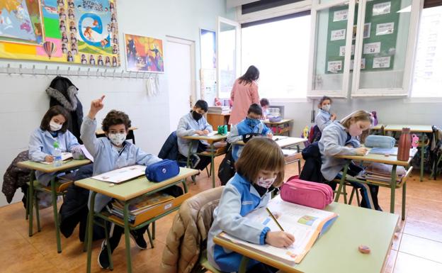 La pandemia se desboca en educación con 40 aulas aisladas y un millar de alumnos en casa