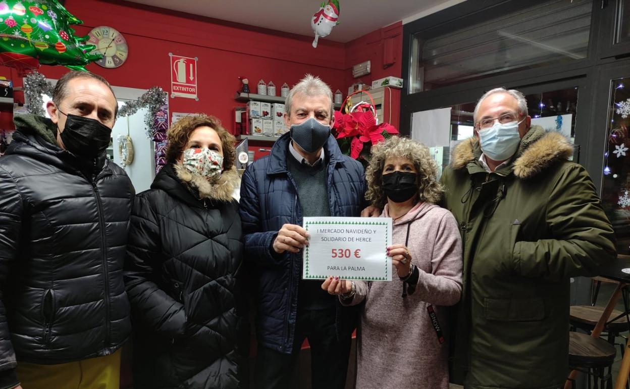 Los promotores del Mercado de Herce, con la cuantía recaudada. 