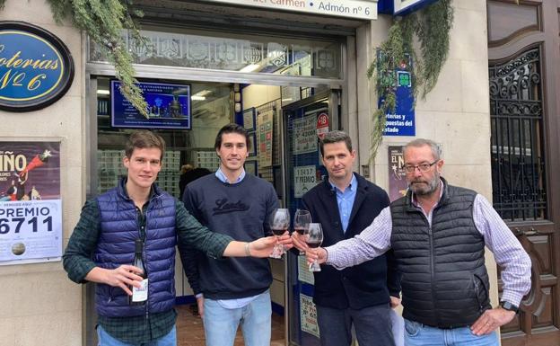 Los loteros de Muro del Carmen brindan por el quinto premio que han vendido. 