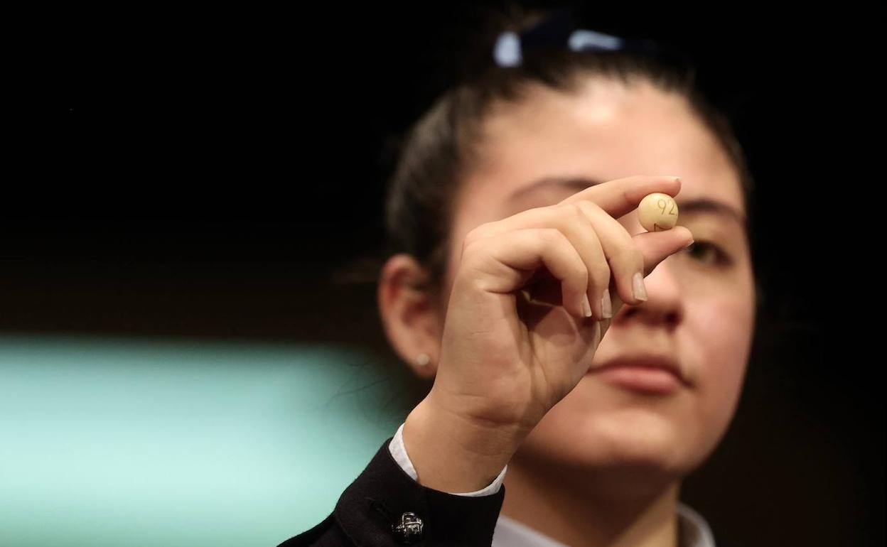 Yanise Alexandra Soto, con el 92052, primero de los quintos premios, que inauguró el sorteo de Navidad.