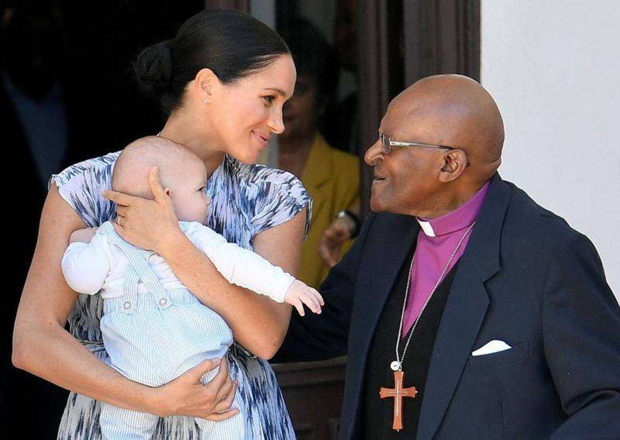 Meghan Markle. con su hijo Archie en brazos, se reúne con el arzobispo Desmond Tutu en la Fundación del Legado de Desmond y Leah Tutu en Ciudad del Cabo, el 25 de septiembre de 2019.