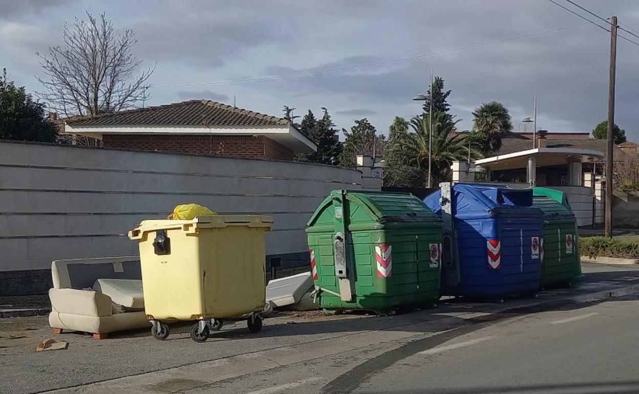 Contenedores con residuos voluminosos en el exterior en la mañana de ayer en la carretera de Alberite. 