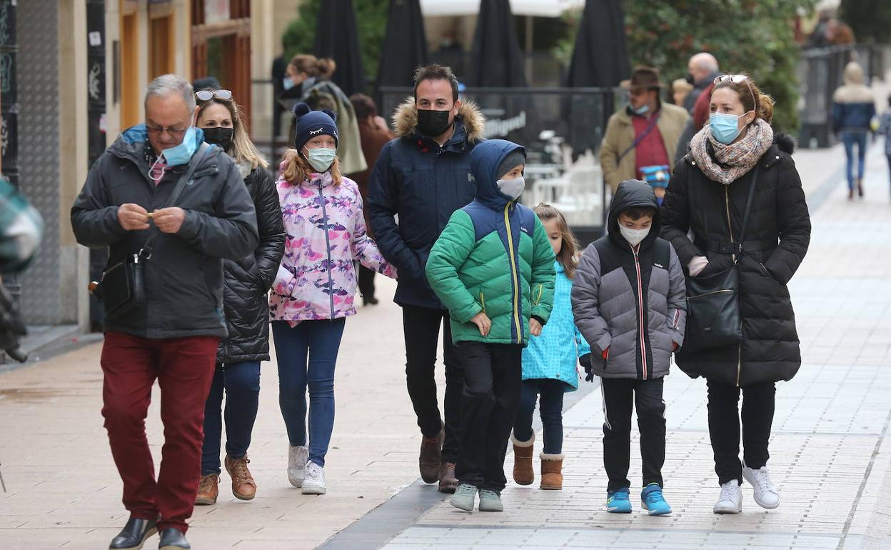 Un grupo de personas, con sus mascarillas, por Logroño. 