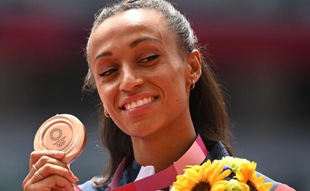 Ana Peleteiro, en el podio olímpico con su presea de bronce.