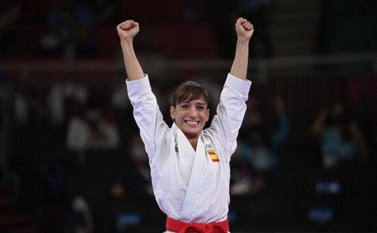 La karateca Sandra Sánchez celebra su oro en Tokio.