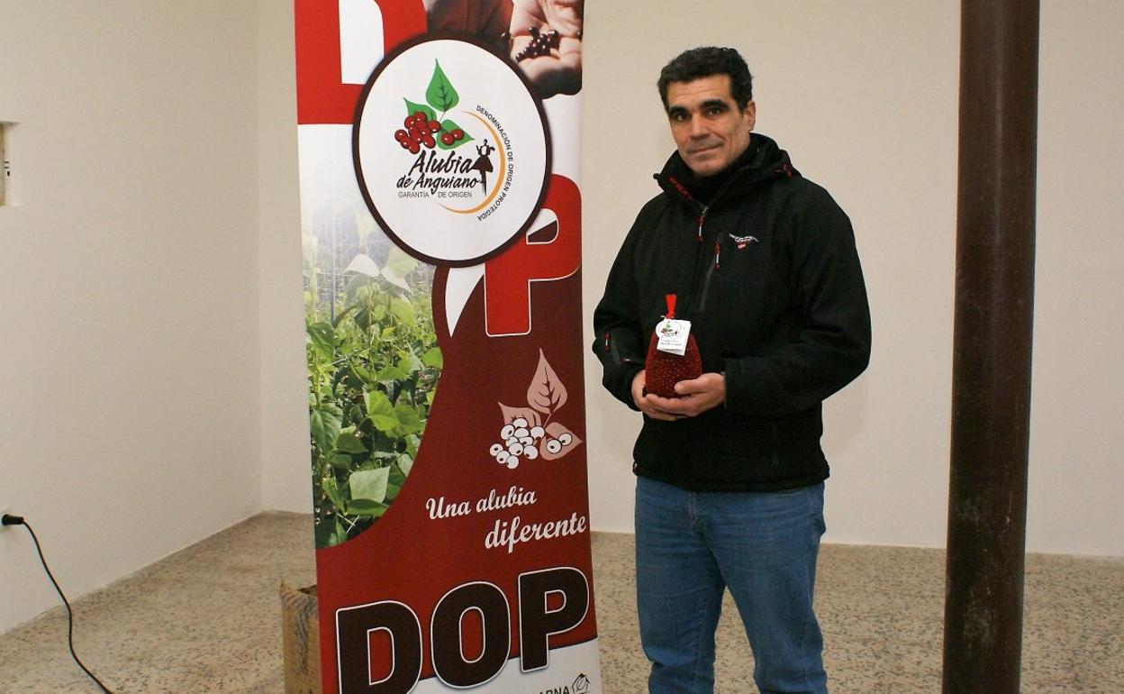 Manuel García sostiene una bolsa con Alubia de Anguiano, en la sede que han estrenado en la localidad. 