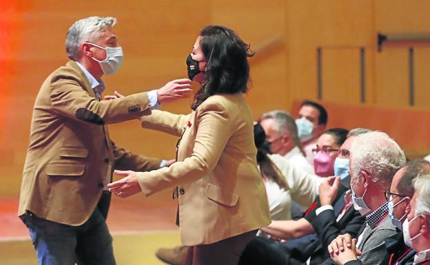 Paco Ocón cedió los trastos del PSOE riojano a Concha Andreu en el XV Congreso Regional, a finales de octubre. 