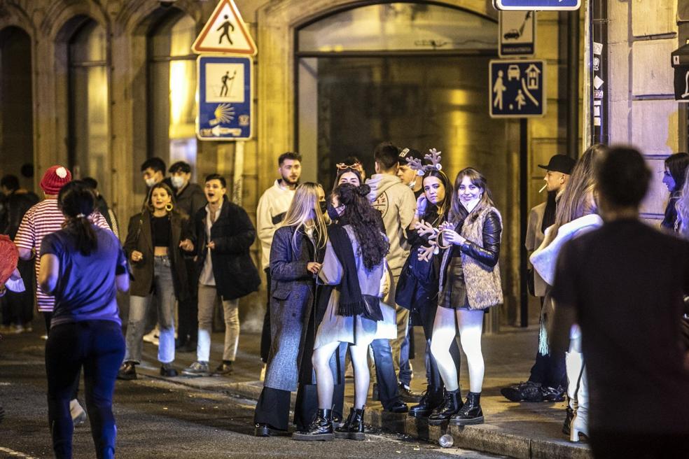 La Tardevieja. Cientos de jóvenes se anticiparon a las doce campanadas para celebrar la Nochevieja en los bares de la capital. 