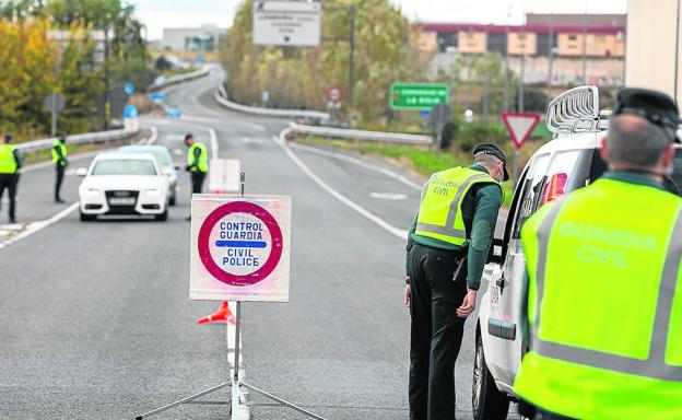 Controles a finales del pasado año en La Rioja, por el confinamiento perimetral, que solo se levantó durante algunos días clave de las Navidades. 