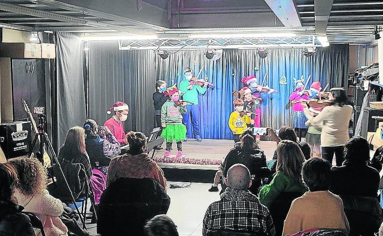 Actuación de los alumnos de arco (método Suzuki y Mindful games). 