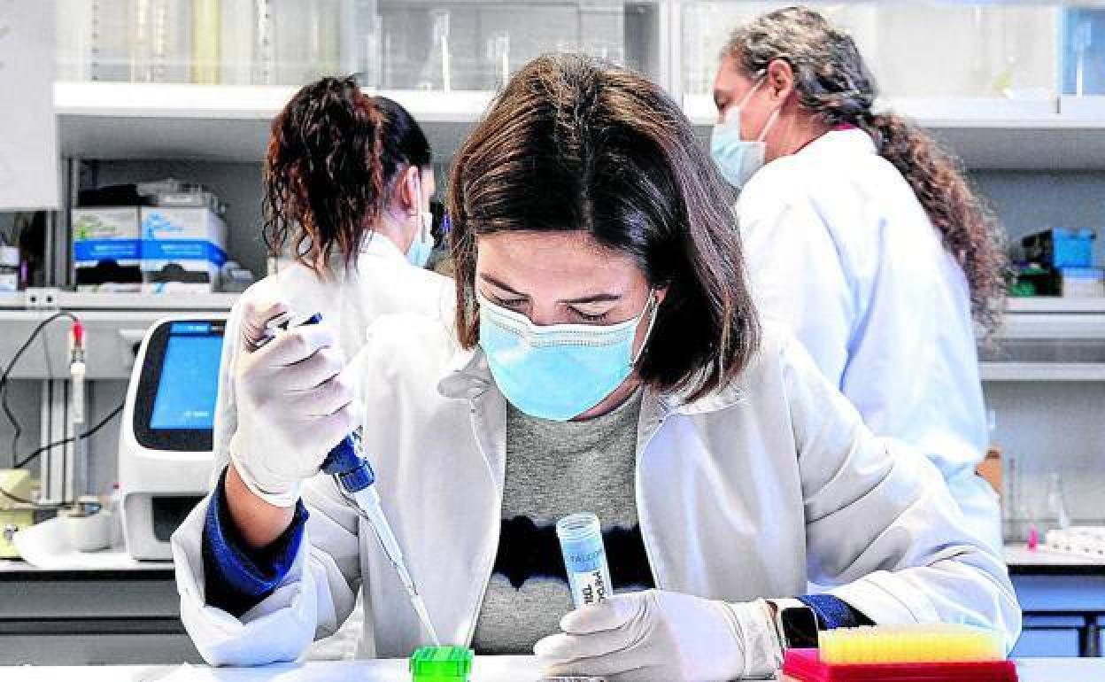 Una investigadora realiza pruebas en un laboratorio.