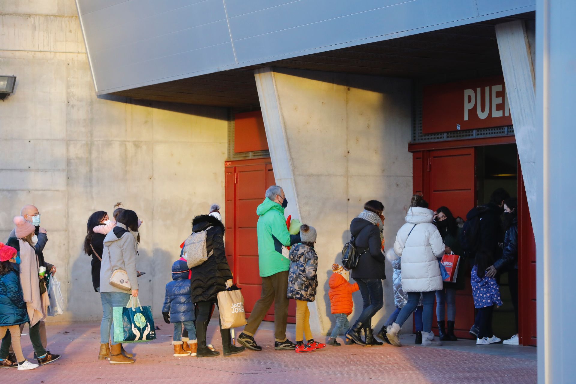 Fotos: Colas para entrar en Las Gaunas a ver a los Reyes Magos